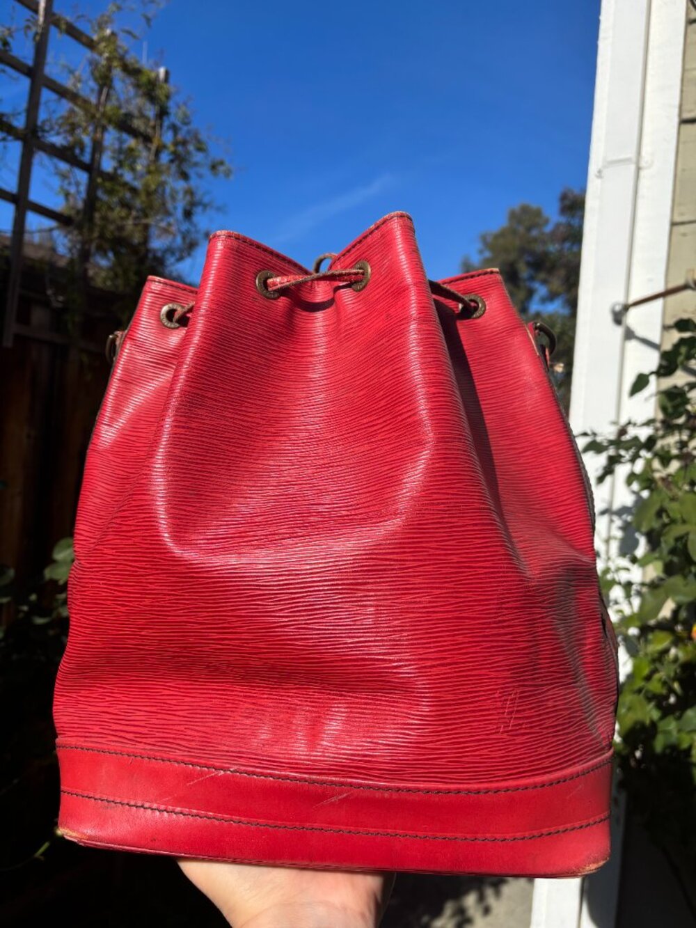 Authentic Louis Vuitton Red Neo Shoulder EPI RED - Picture 5 of 16
